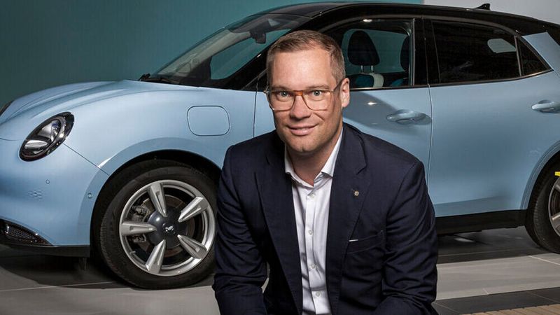 Johannes Brandenburger, Geschäftsführer O! Automobile: „2023 war Premiere für GWM Ora 03 in Deutschland – und damit für eine ganz neue Markte in Deutschland. Mit über 4.000 verkauften Einheiten haben wir mit dem GWM Ora 03 einen guten Start hingelegt; die Kunden lieben den vollelektrischen Pkw, sein Design und seine Sprachsteuerung. In diesen Tagen bringen wir mit dem GWM Wey 05 das zweite Fahrzeug von GWM in Deutschland auf den Markt – einen Plug-in-Hybriden mit einer elektrischen Reichweite von 158 Kilometern, dem aktuell größten Wert aller Plug-in-Hybride überhaupt. 2024 nehmen wir den Schwung mit und wollen weiter an Fahrt gewinnen. Im ersten Halbjahr launchen wir den GWM Ora 07, eine sportliche, vollelektrische Limousine, und den GWM Wey 03 – ein kompaktes Plug-in-Hybrid-SUV mit Premiumausstattung und 139 Kilometern elektrischer Reichweite. Von ihnen erwarten wir uns weitere Impulse und sprechen zusätzliche Zielgruppen an, die wir für unsere Produkte begeistern wollen. Angesichts des herausfordernden Umfelds im Automobilmarkt planen wir eher konservativ – mit 7.000 Einheiten für unsere Produkte von GWM Ora und etwa 2.000 Einheiten bei GWM Wey. “ (Bild: GWM Ora)