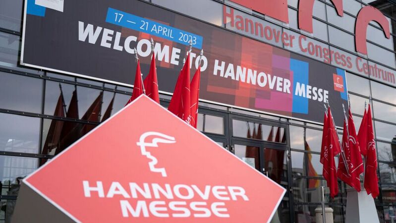 Die Eröffnung fand im Kongresszentrum in Hannover statt. Nach drei Jahren mit Corona-Einschränkungen läuft die Hannover Messe nun wieder in ihrem vollen Format. Bis zum Freitag (21. April) werden auf ihr Neuheiten aus Maschinen- und Anlagenbau, Elektrotechnik und Klimaschutz-Technologien gezeigt.