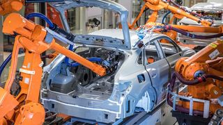 In seiner Lackiererei im ungarischen Győr testet Audi ein neues Verfahren zur Karosserieabdichtung. Das soll die Umwelt schonen, dank präziserer Abläufe würde fast kein Abdichtmaterial verschwendet. (Audi)