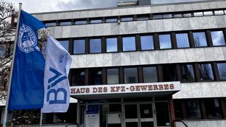 Die Verbandskrise dauert weiter an: Eine Einigung zwischen den neun klagenden Mitgliedern des Bundesinnungsverbands (BIV)-Kfz, zuvor ZVK, scheiterte vor Gericht. Im September steht die Urteilsverkündung an.  (Bild: Doris S. Pfaff)