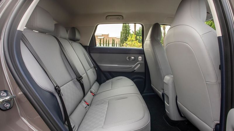 Im Fond bietet der B03X seinen Gästen ebenfalls gute Platzhverhältnisse. (Bild: Leapmotor)