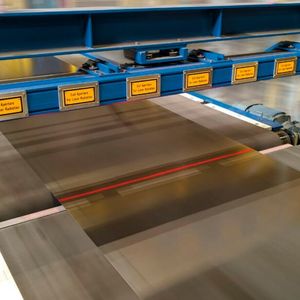 In Clustern gebündelte, intelligente Kameras garantieren selbst auf hochglänzenden Materialien höchste Messgenauigkeiten bei der Planheits- und Ebenheitsmessung.(Bild:  IMS)