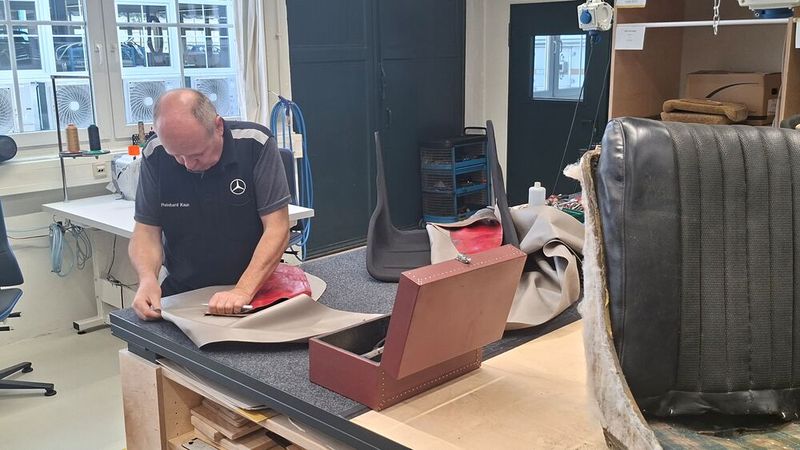 Die Sattlerei mit ihren Mitarbeitern stammt von Kienle Automobiltechnik und ist eine Bereicherung und wichtige Ergänzung des Leistungsportfolio für das Classic Center. (Bild: Dominsky – VCG)