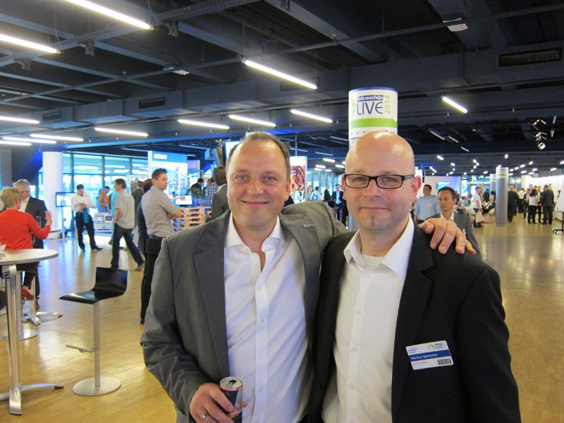 Sven Buchheim und Markus Isenecker, One.de, freuten sich auf eine erfolgreiche Hausmesse.        (Bild: IT-BUSINESS)