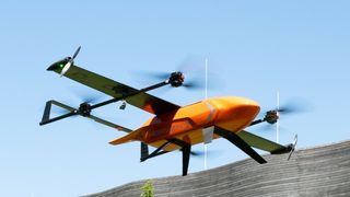 Mithilfe der Drohne, die eine Höchstgeschwindigkeit von 120 km/h erreicht, kann innerhalb weniger Minuten ein Defibrillator am Notfallort im Umkreis abgesetzt werden. (Bild: Dassault Systèmes)