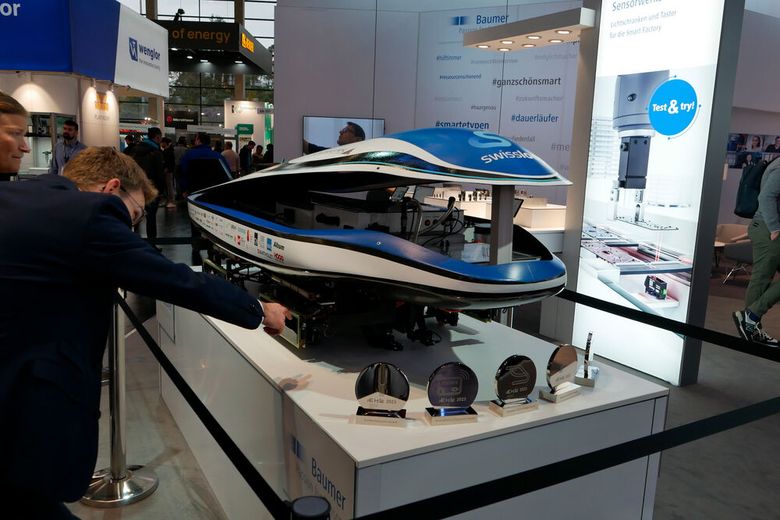 Über ein Jahr hinweg hat Baumer Studenten der ETH Zürich beim Bau eines Hyperloop-Pods unterstützt. Das Unternehmen steuerte neben dem Know-how seine O200- und OM20-Sensoren bei. Mit ihrer Hilfe kann die exakte Positionierung des Pods auf den Schienen ermittelt und gehalten werden. Die Kooperation trug auch Früchte: das Team konnte beim Wettbewerb Swiss Loop insgesamt fünf Awards abräumen. Das Gewinnermodell bekam deshalb einen prominenten Platz am Stand von Baumer auf der SPS in Nürnberg.  (Bild: Sandro Kipar/VCG)