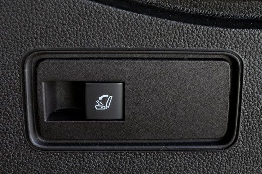 Mit diesem Knopf in der Seitenwand wird eine Rücksitzhälfte fernentriegelt und umgeklappt. (Archiv: Vogel Business Media)