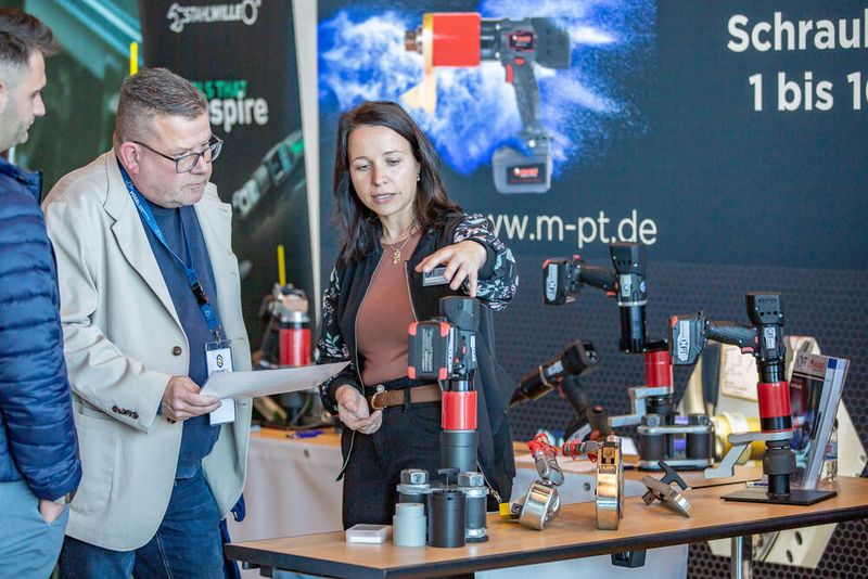 Platz 7: Schraubexperten im fachlichen Austausch – Gerade der fachliche Austausch unter den Schraubexperten untereinander ist das, was die Regionalmesse Schraubtec ausmacht. (Bild: Amelie Jehmlich/ART n Photo)