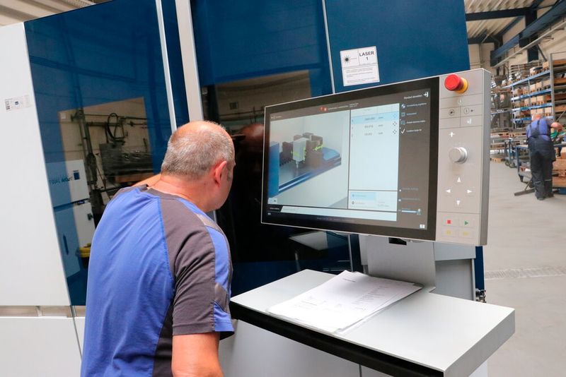 Das Ergebnis ist top! Aber mit der Zeit wird der Auflagetisch der Laserschneidmaschine von Schlacke verkrustet! Diese sollte nie höher als 25 Millimeter sein, sonst wird die Bearbeitungsqualität beeinträchtigt. Doch es gibt Abhilfe durch Trutool-TSC-Systeme ... (Bild: Trumpf)