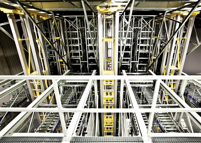 Bild 2: Das viergassige automatische Kleinteilelager (AKL) bei Maxon Motor bietet nun Kapazität für über 45.000 Behälter. (Bild: Stöcklin)