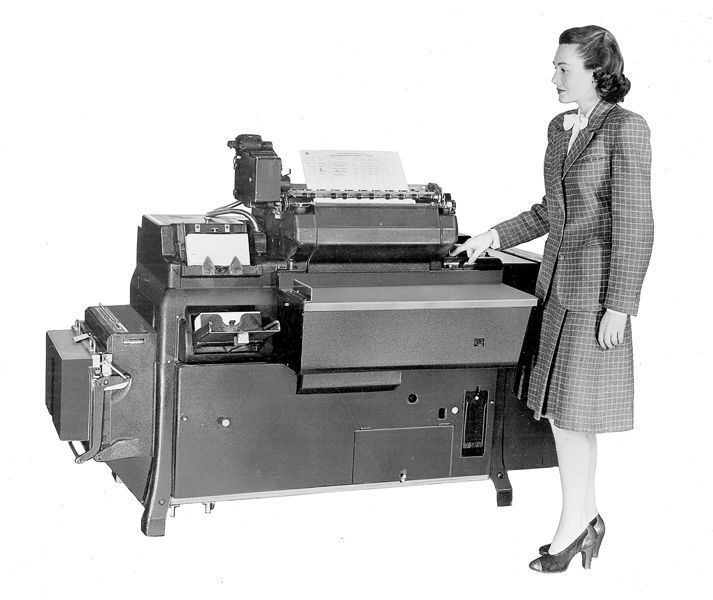 1934: Die „IBM 405 Alphabetical Accounting Machine“ wurde in den Markt eingeführt. Das Gerät, ein lochkartenbasierter Fernschreiber, wurde auch von der deutschen Wehrmacht eingesetzt. Bis zum Ende des zweiten Weltkriegs war das Gerät eines der wichtigsten IBM-Produkte. (Archiv: Vogel Business Media)