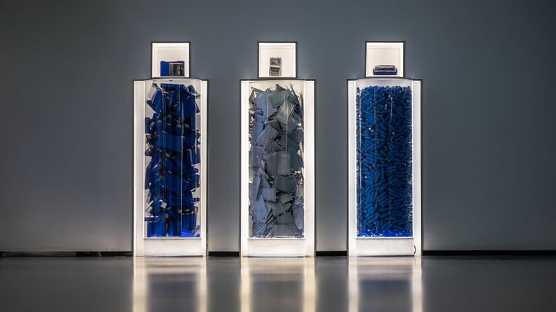Elektrofahrzeuge und Stromspeicherlösungen werden immer beliebter. Damit steigt aber auch die weltweite Nachfrage nach wichtigen Batterierohstoffen, auch die Abfallverwertung wird zunehmend zur Herausforderung. Yu Haijun und Xie Yinghao verfolgen mit ihrer Technologie einen umgekehrten Ansatz und gewinnen aus ausgedienten Batterien direkt außerordentlich hochwertiges neues Kathodenmaterial, das für modernste Anwendungen eingesetzt werden kann. (Bild: EPO)