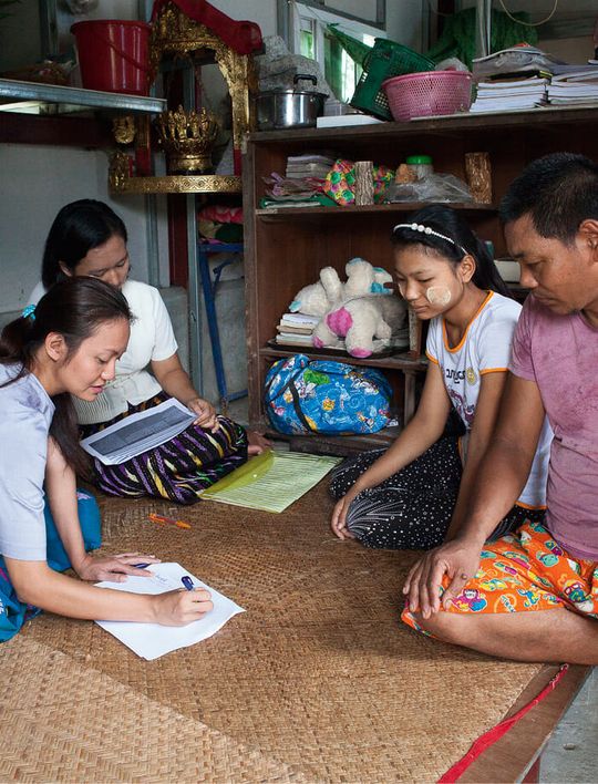 (300 Millionen Heimarbeiter...... tragen weltweil zur globalen Werstschöpfungskette bei – vor allem in den BereichenTextil- und Bekleidungs-, Leder-, Teppich- und Elektroindustrie.(Schätzungen der ILO)Bildquelle: Save the Children/Christina Feldt)