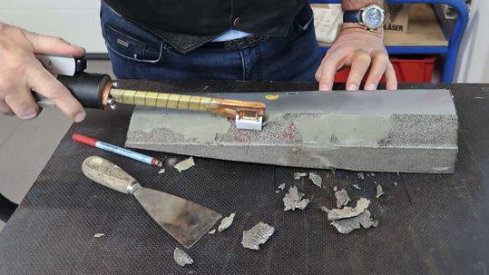 Schwellerblech: In zehn Zentimeter Entfernung vom Induktionsbereich herrschen Oberflächentemperaturen von knapp 100 Grad Celsius. Schwellerblech: In zehn Zentimeter Entfernung vom Induktionsbereich herrschen Oberflächentemperaturen von knapp 100 Grad Celsius.