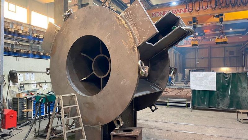 Die Untertraverse der Stack-Presse ist 1.870 mm hoch und 21,8 t schwer.(Bild:  Jebens)