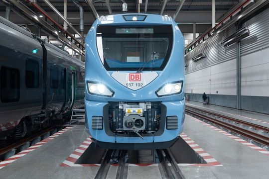Dieses Gesicht wird die Strecken im Niederrhein-Münsterland-Netz und im NWL-Bereich ab Ende 2027: Die Fahrzeuge der Baureihe 557.(Bild:  iovo petrov | CAF)