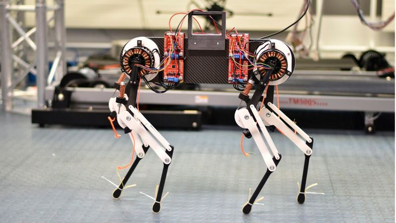 Was aussieht wie ein Kassettenrekorder auf vier Beinen, ist der Labrador-große Roboterhund namens „Morti“. Forschende am Max-Planck-Institut für Intelligente Systeme (MPI-IS) in Stuttgart haben ihn gebaut, um der Frage nachzugehen, wie Tiere das Laufen erlernen. Was aussieht wie ein Kassettenrekorder auf vier Beinen, ist der Labrador-große Roboterhund namens „Morti“. Forschende am Max-Planck-Institut für Intelligente Systeme (MPI-IS) in Stuttgart haben ihn gebaut, um der Frage nachzugehen, wie Tiere das Laufen erlernen.