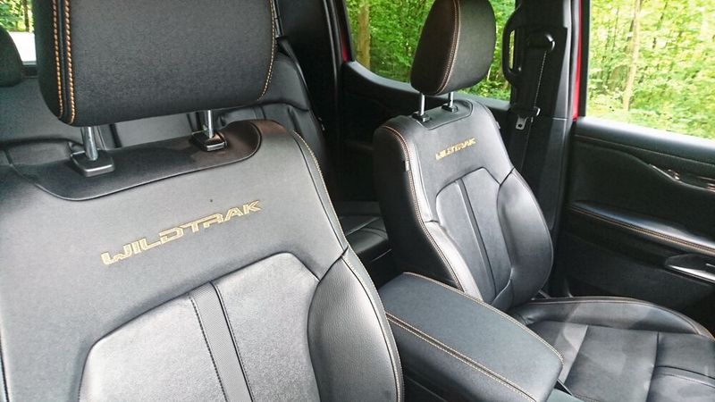 Für die Modellvariante „Wildtrak“ gibt es bestickte Ledersitze. (Bild: Sven Prawitz/Vogel Communications Group)