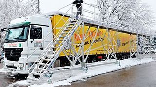 Die Arbeitsbühne zum Reinigen von Lkw-Dächern kann von beiden Seiten angefahren werden. Bild: Mauderer (Archiv: Vogel Business Media)