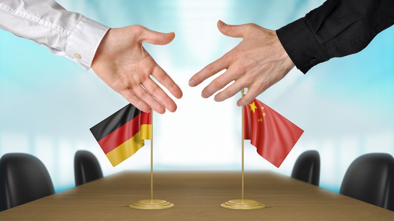 Mit der globalen Technologiepartnerschaft bündeln Frimo und die Chango Group ihre Kompetenzen in den Bereichen Kunststoffschweißtechnik, Automatisierung und Advanced Manufacturing.(Bild:  © David Carillet – stock.adobe.com)