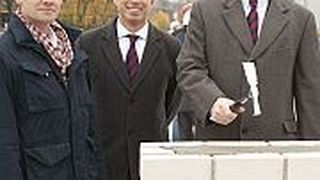 Architekt Sebastian Labs, Tiedtke-Verkaufsprokurist Alexander Matz und geschäftsführender Gesellschafter Dr. Alexander Tiedtke (v. li.) bei der Grundsteinlegung. (Archiv: Vogel Business Media)