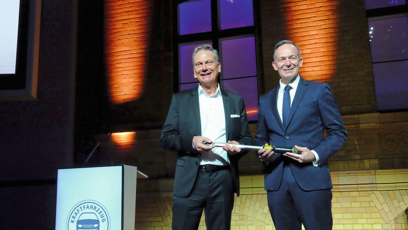 ZDK-Präsident Arne Joswig (l.) und Bundesverkehrsminister Dr. Volker Wissing (hier beim Neujahrsempfang des Kfz-Gewerbes 2024 in Berlin) tauschten sich über die Finanzierung der Verkehrsinfrastruktur aus.(Bild:  Zietz – VCG)