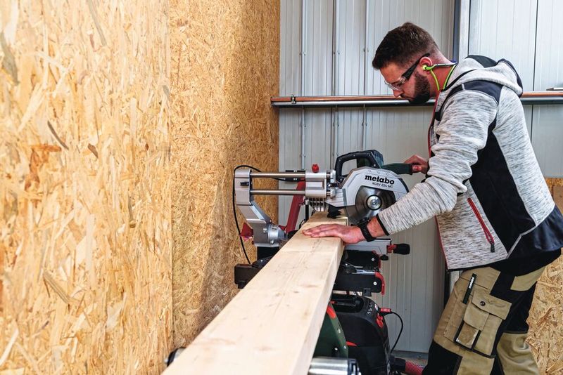 Die Kappsäge KGSV 254 MC  mit 254-Millimeter-Sägeblatt ist laut Hersteller aufgrund ihrer Genauigkeit für jedliche handwerkliche Arbeiten geeignet. (Bild: Metabo)