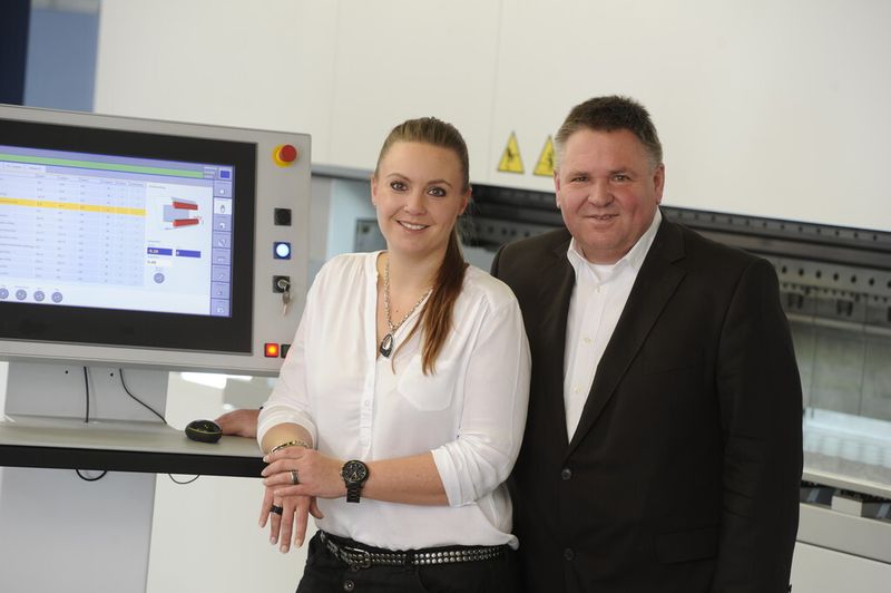 Für Geschäftsführer Jürgen Bickel und seine Tochter Melanie sind die Einsatzmöglichkeiten der Schwenkbiegemaschine Trubend-Center entscheidend. (Bild: Trumpf)