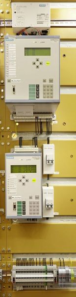 Fame spart Platz durch Verdrahten des Haupt- und Reserve-Schutzrelais über eine Prüfsteckleiste - die Schutzprüfung erfolgt dann mit unterschiedlich konfigurierten Prüfsteckern. (Bild: Phoenix Contact)