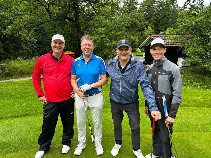 Es gibt kein schlechtes Wetter, nur richtige Kleidung, (v. l.) Timo Stolze (SVA), Frank Mevert (Profi), Ingo Waanders (SVA) und Dominik Lang (DELL). (Bild: Vogel IT-Medien GmbH)