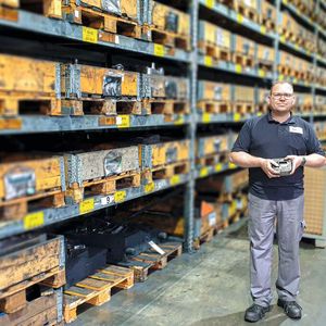 Als Leiter der Werkzeugfertigung kann Steffen Albrecht auf rund 500 Schmiedewerkzeuge zugreifen, die für die Produktion der UFT in Radebeul eingelagert sind.(Bild:  Mapal)