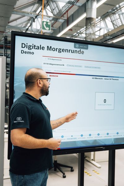 Im Bosch-Leitwerk Feuerbach wird die digitale Transformation greifbar. Automatisierte und KI-gestützte Führungsroutinen entlasten die Meister hier um vier bis fünf Stunden pro Woche. (Bild: Bosch)