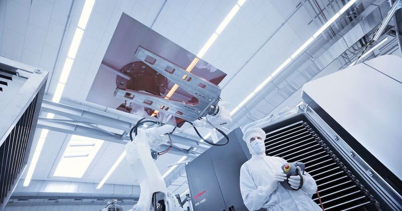 Ein im PECVD-System (KAI) beschichtetes Substrat (Glas) wird aus der Anlage zurück in die Kassette geladen, worin es zum nächsten Prozessschritt transportiert wird.  (Bild: Oerlikon Solar)