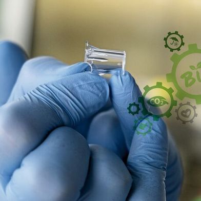 Afb. 1: Door eenvoudige aanpassingen kan tot 65% van het plastic afval in het laboratorium worden bespaard. (Afbeelding: ©j-mel - stock.adobe.com; Leibniz-HKI)