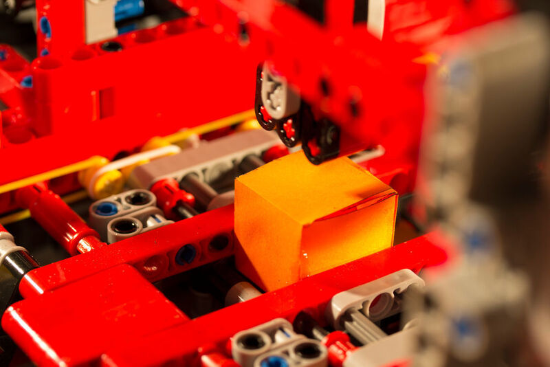 Platz 7:  	Mit Lego Studenten für Technik begeistern – An der Jade Hochschule entsteht aus Lego Mindstorms ein einzigartiges Studentenprojekt: Unter Leitung des Dozenten Andreas Baumgart bauen und entwerfen die Studenten eine vollautomatische Papiermaschine. Das Projekt soll als Vorbereitung aufs Berufsleben dienen. (Jade Hochschule)