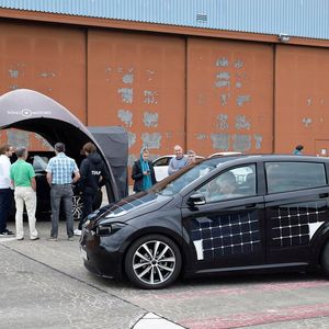 Sono Motors sorgt mit dem Sion immer wieder für Aufmerksamkeit – hier etwa auf einer Roadshow am Flugplatz Giebelstadt nahe Würzburg.(Bild:  Jan Rosenow)