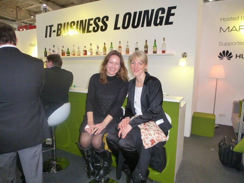 (v. l.) Hannah Lamotte, IT-BUSINESS, und Ramona Hieß, TP-LINK (Bild: IT-BUSINESS)