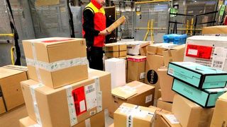 Weihnachten steht quasi vor der Tür. Doch nach dem Geschenksegen, der vielfach per Paket ins Haus schneit, kommt die Retourenlawine auf die Webshops zu. Parcellab verrät, wie man dieser effektiv begegnen kann. Hier 10 Tipps dazu. (Bild: S. Snooker)