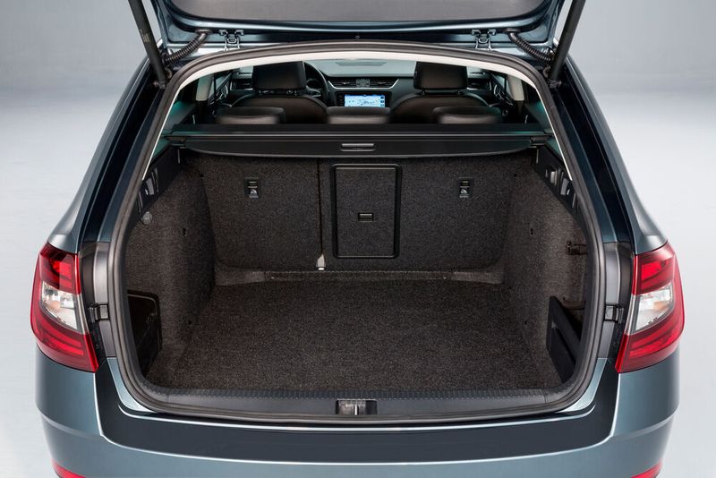 Der Octavia Kombi bietet Platz für 610 Liter Gepäck. Die Heckklappe lässt sich künftig elektrisch öffnen. (Skoda)