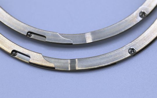 (Ausgelegt für High-Speed-Rotationen ist derRevolox-Sicherungsring dank seiner neuartigen Eigensperrung, die auf kleinen, in den Sicherungsring eingearbeiteten Erhebungen beruht. Sie rasten ein in wenige Millimeter breite Ausstanzen in der oberen und unteren Ringwindung. (Bild: TFC))