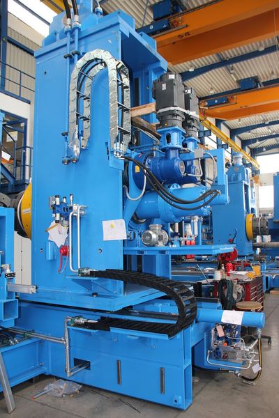 Bereits 1997 hat Kinkele Spiralrohrmaschinen gebaut. Alle blauen Konstruktionsteile sind von Kinkele. Der Auftragsfertiger wäre in der Lage binnen 6 Monate so eine komplette Anlage herzustellen, vorausgesetzt der Kunde hat bereits alles wie beispielsweise Zeichnungen soweit fertig. (Bild: Sonnenberg)