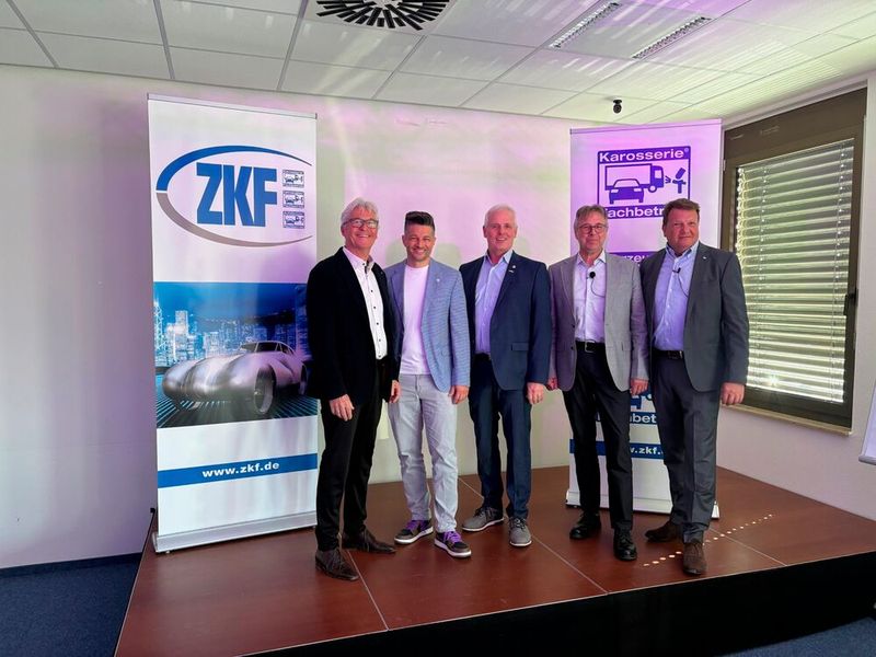 Ulrich Schäfer, Maximilian Mayrhofer, Claus Evels und Arndt Hürter bilden den geschäfstführenden Vorstand und werden von ZKF-Hauptgeschäftführer Thomas Aukamm unterstützt. (von re. nach li.)  (Bild: Otto - VCG)