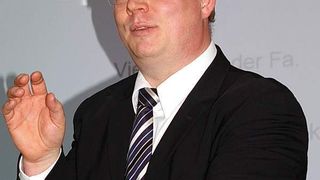 „Die Kombination aus punktuellem Fügen und flächigem Kleben erhöht die Festigkeit“, sagt Prof. Dr.-Ing. Carsten Bye von der privaten Fachhochschule in Diepholz auf dem Ejot-Leichtbauseminar. Bild: Kroh (Archiv: Vogel Business Media)