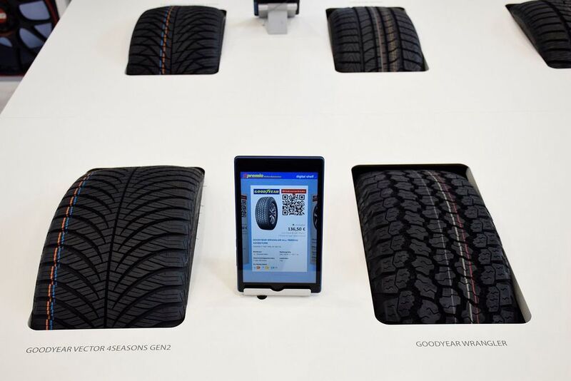 Goodyear Dunlop Handelssysteme zeigte auf der Messe neben vielen digitalen Dienstleistungen auch neue Ideen zur Reifenpräsentation im Handel, etwa dieses Display im Apple-Store-Design. (Jan Rosenow)