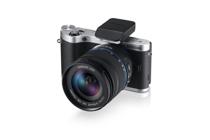 Samsungs Systemkamera NX300 wird durch ein optional erhältliches Universalobjektiv 3D-fähig. (Bild: Samsung)