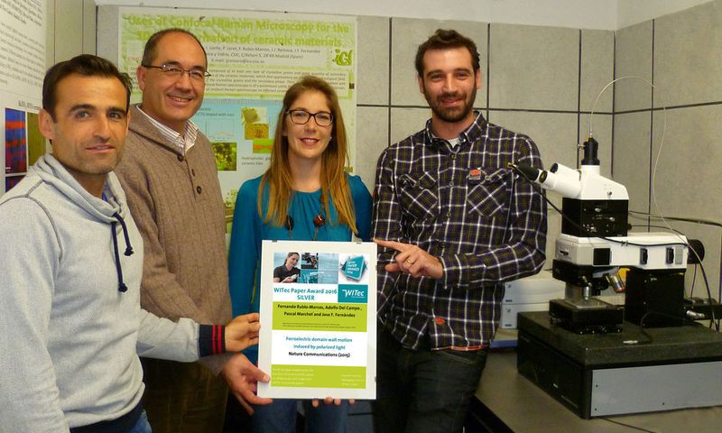 Witec-Mitarbeiterin Elena Bailo überreicht (v.l.n.r) Adolfo Del Campo, José F. Fernández José und Fernando Rubio-Marcos den Witec Paper Award 2016 in Silber. (Bild: Witec)
