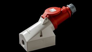 Hoch belastete Kunststoff-Bauteile, wie dieses Steckersystem für die Elektrotechnik, können noch gezielter auf die jeweilige Anwendung hin ausgelegt werden. Denn eine umfangreiche Datenbank in Sachen Schwingungsfestigkeit untersützt die Entwickler jetzt dabei, wie das Fraunhofer-Institut LBF informiert. (Fraunhofer LBF/ Raapke)