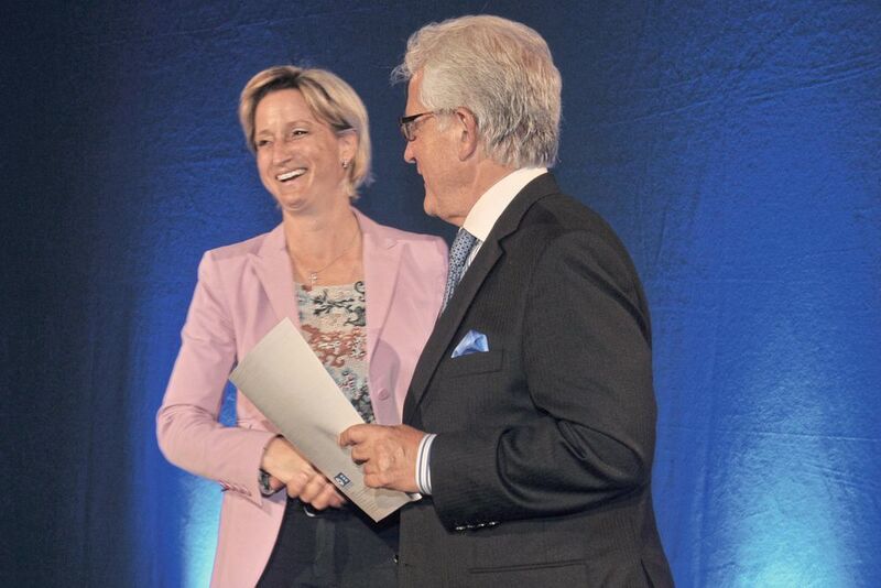 Gratulation: Wirtschaftsministerin Nicole Hoffmeister-Kraut gratuliert Harry Brambach. (Zietz/»kfz-betrieb«)