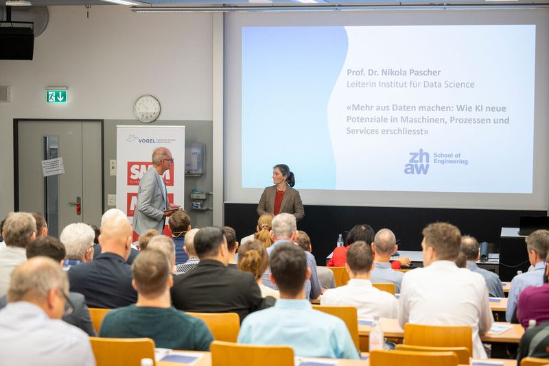 Prof. Dr. Nikola Pascher, Leiterin Institut für Data Science an der ZHAW School of Engeneering in ihrem Referat «Mehr aus Daten machen: Wie KI neue Potentiale in Maschinen , Prozessen und Services erschliesst.» (Bild: Thomas Entzeroth)
