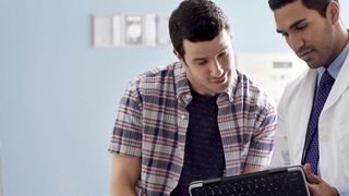 Das Internet der Dinge verspricht große Einsparungen im Gesundheitssektor, bringt aber auch Risiken mit sich. Nach einer Intel Security-Studie muss integrierte Sicherheit bei vernetzten medizinischen Geräten von Anfang an berücksichtigt werden. (Bild: Intel Security)